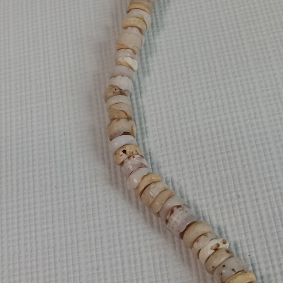 Vintage Off White and Tan Small Stacked Puka Shell Single Strand Choker Necklace - Picture 6 of 9